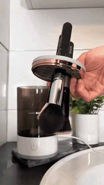 BrushLuxe™ – De Slimme Make-Up Borstelreiniger voor een Stralende Huid