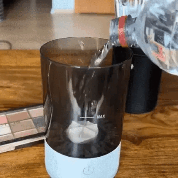 BrushLuxe™ – De Slimme Make-Up Borstelreiniger voor een Stralende Huid