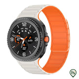 FlexiMag™ Samsung – Stijlvolle Magnetische Band voor Galaxy Watch Wit Oranje / Galaxy Watch8 Classic 46mm